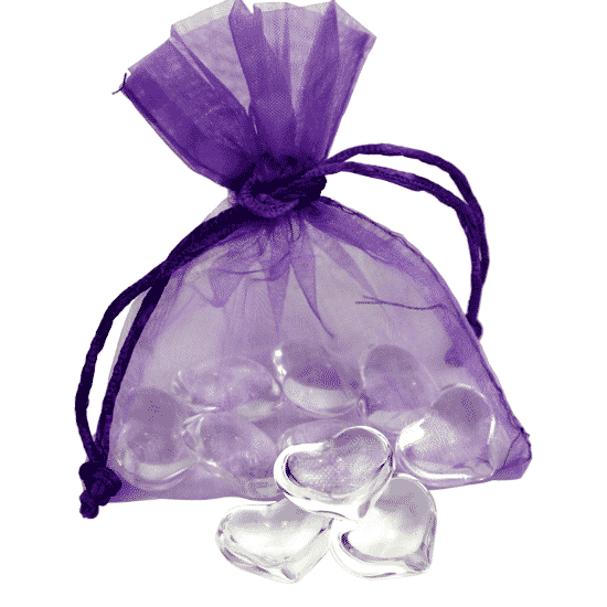Weiße Herzen in violettem Organza-Säckchen