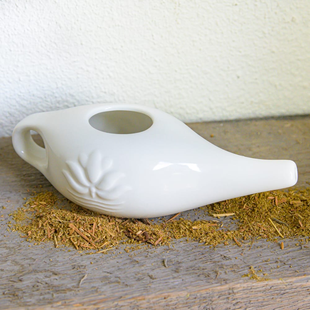 Neti Pot Keramik auf Holzbrett
