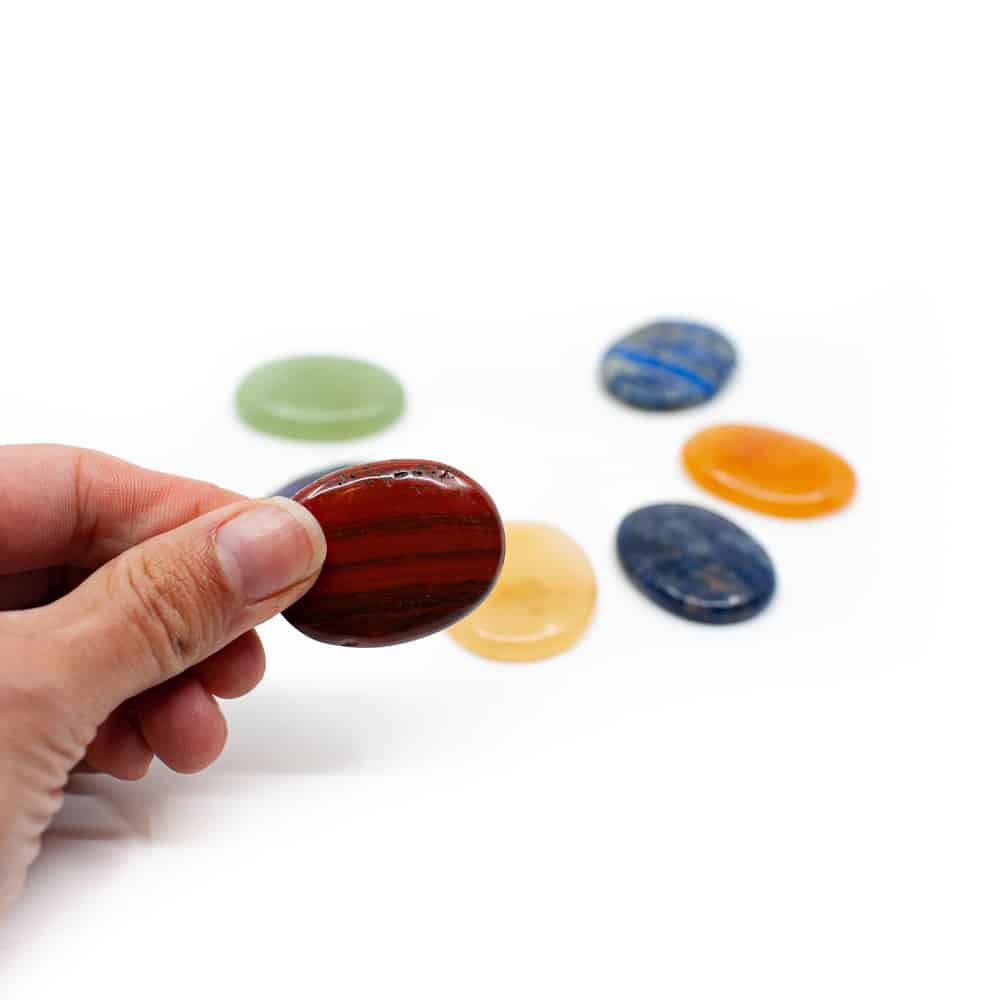 Chakra-Stein roter Jaspis in der Hand