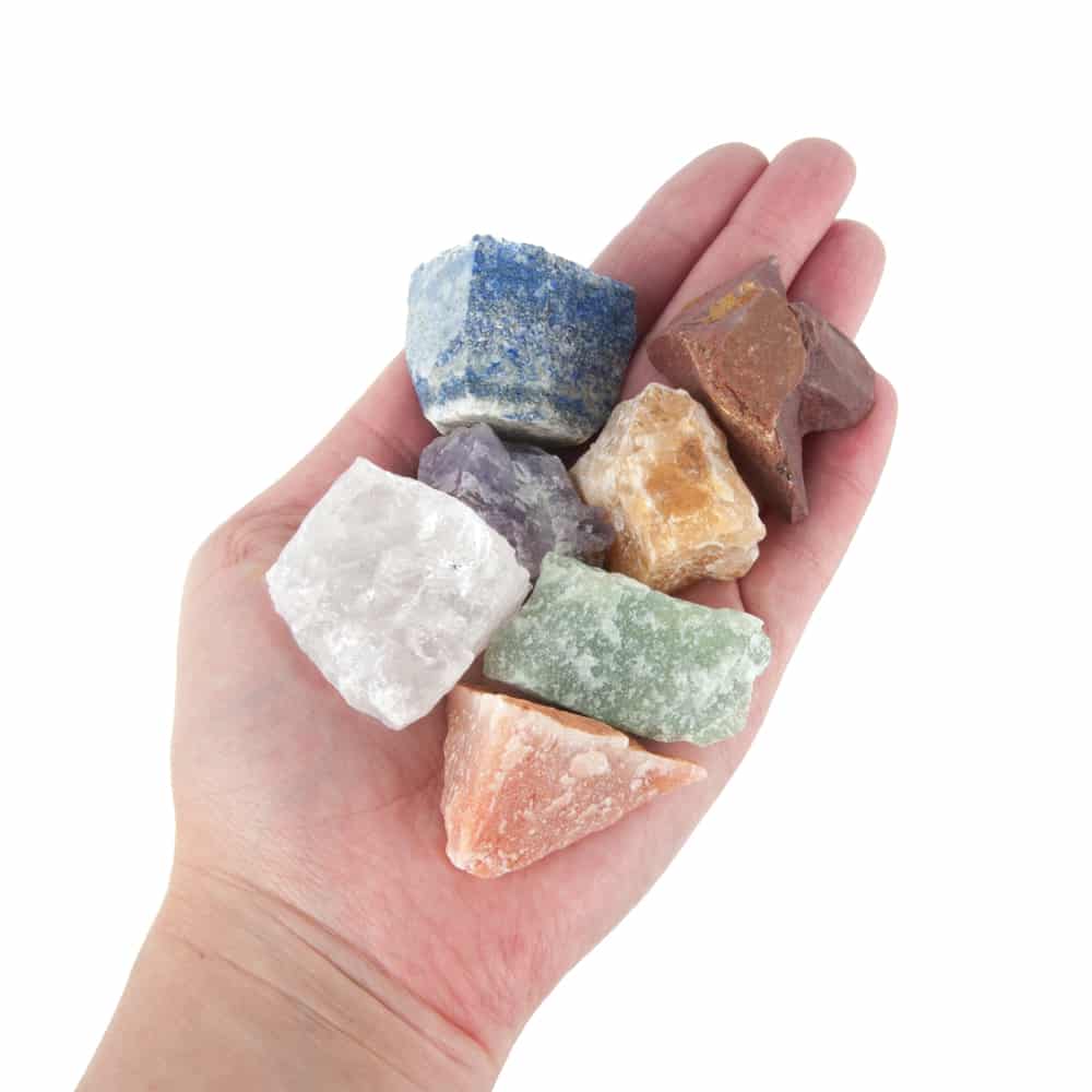 Chakra-Steine grob in der Hand