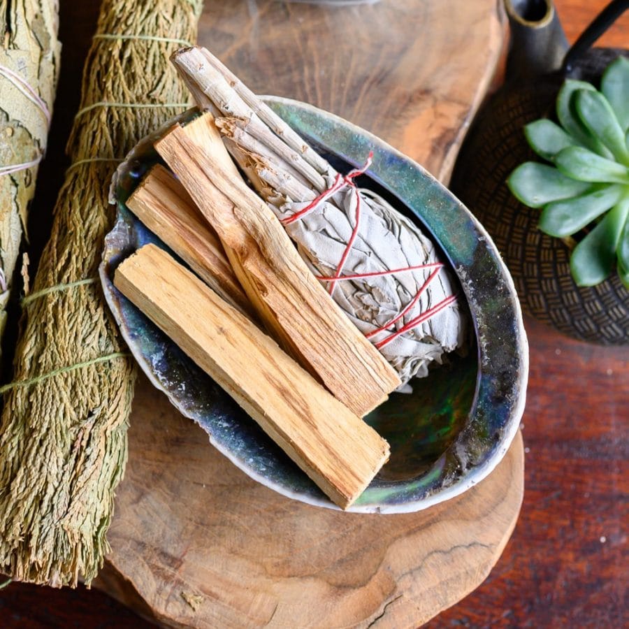 Smudgestick und Palo Santo holy Wood in Abalone Muschel auf Holz