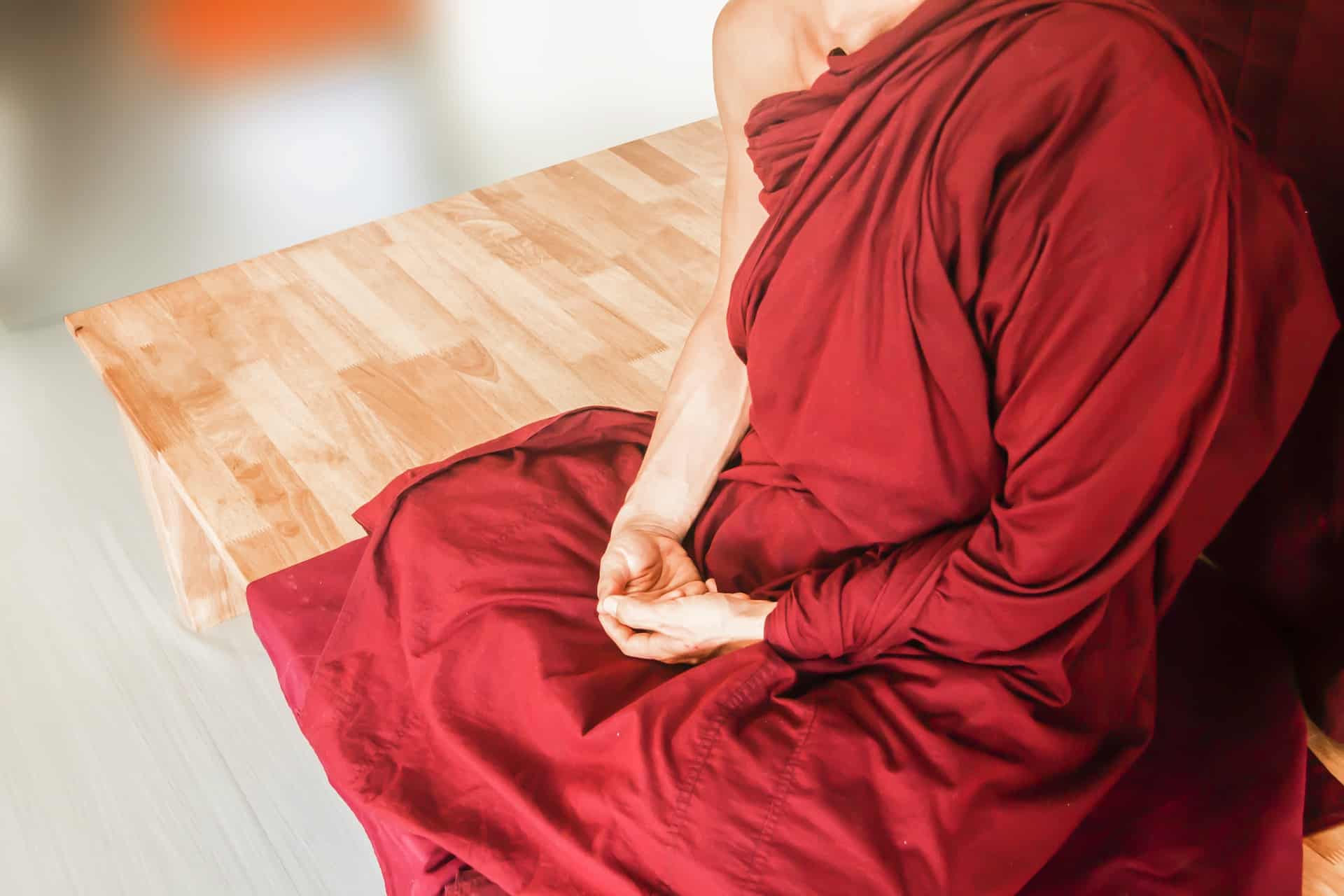 Meditation Pose roten Gewand Hände