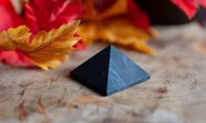 Pyramiden aus Edelsteinen
