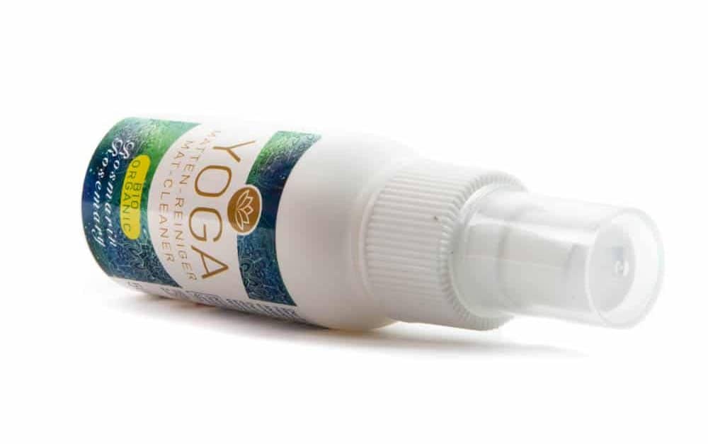 Yogamattenreiniger Mat-Cleaner Rosmarin Flasche liegend auf weißem Hintergrund