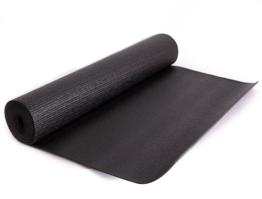 schwarze aufgerollte Yogamatte auf weißem Hintergrund