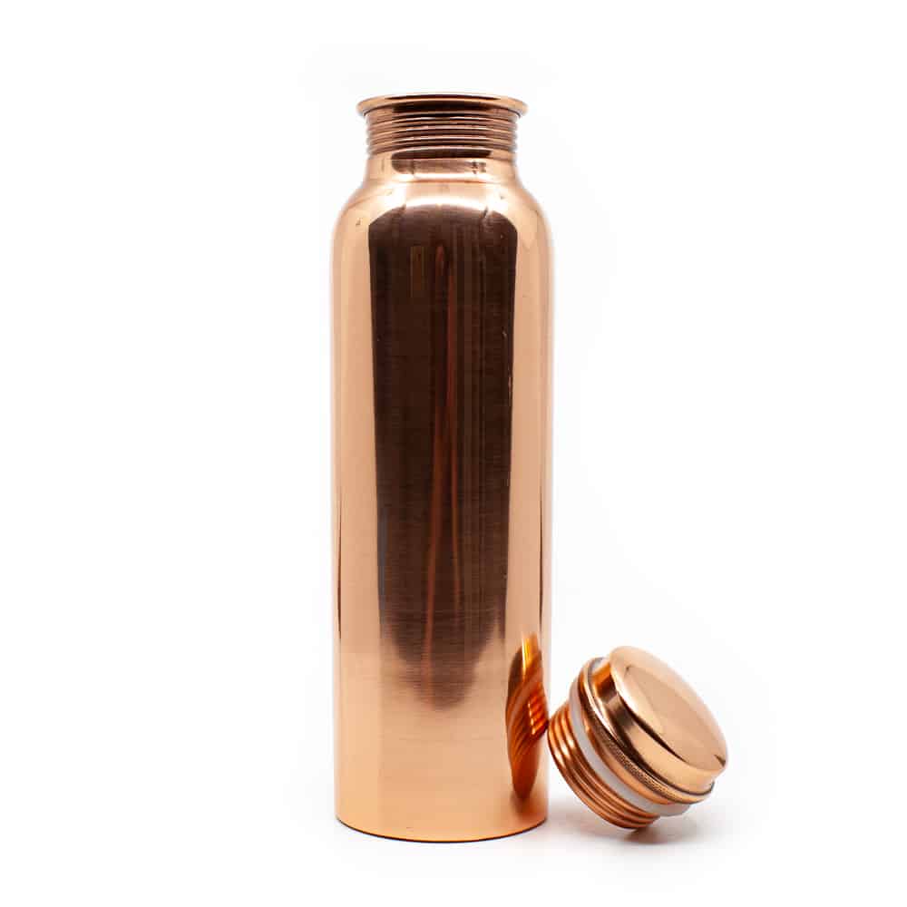 Kupferflasche Wasserflasche mit Deckel auf weißem Hintergrund