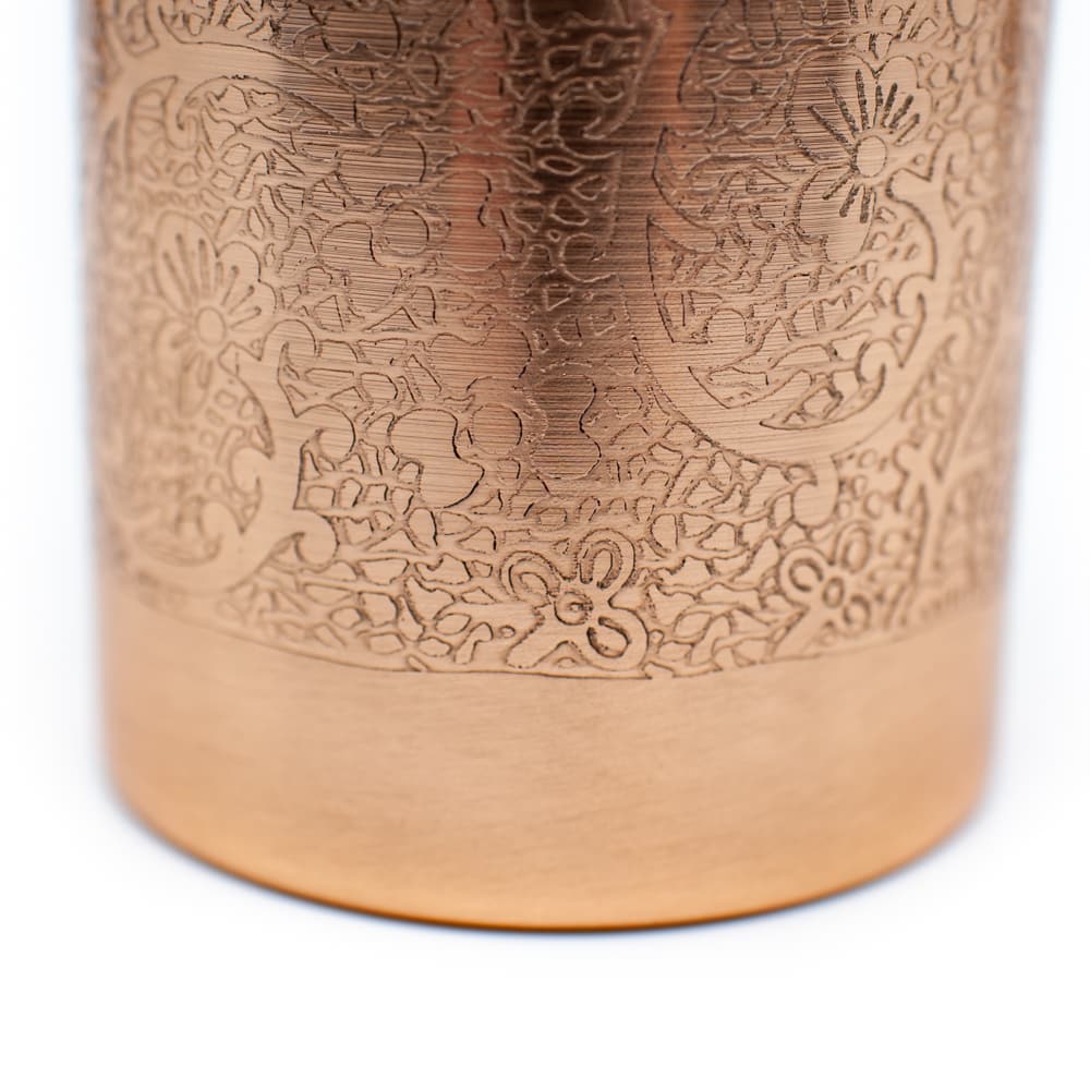 Kupferflasche Wasserflasche Trinkflasche mit Eingravierungen Flores Muster auf weißem Hintergrund
