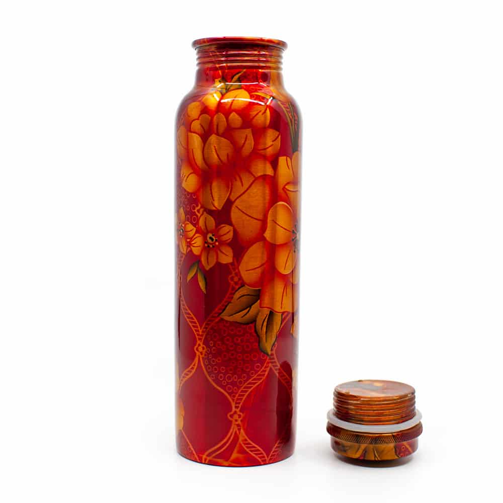 Rote Kupferflasche mit Blumen und Deckel auf weißem Hintergrund