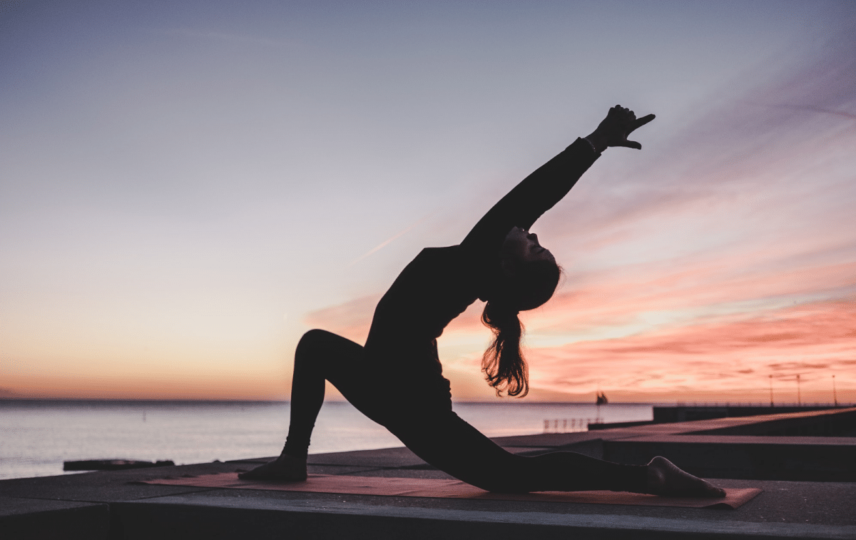 Yoga Übungen Yoga Gurt Frau Silhouette Yoga am Meer Sonnenuntergang