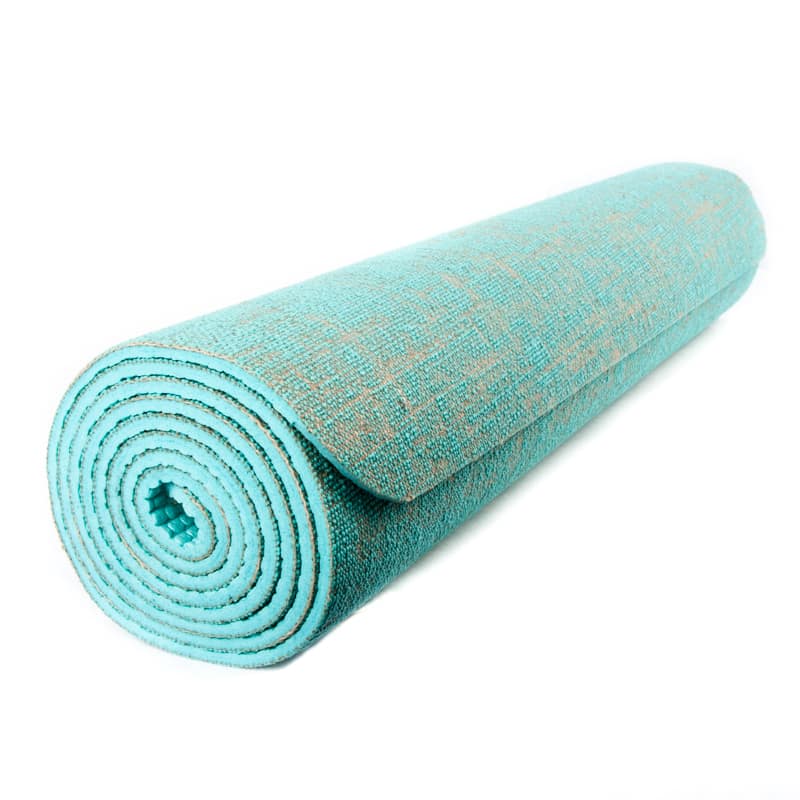 aufgerollte türkise Yogamatte aus Jute auf weißem Hintergrund