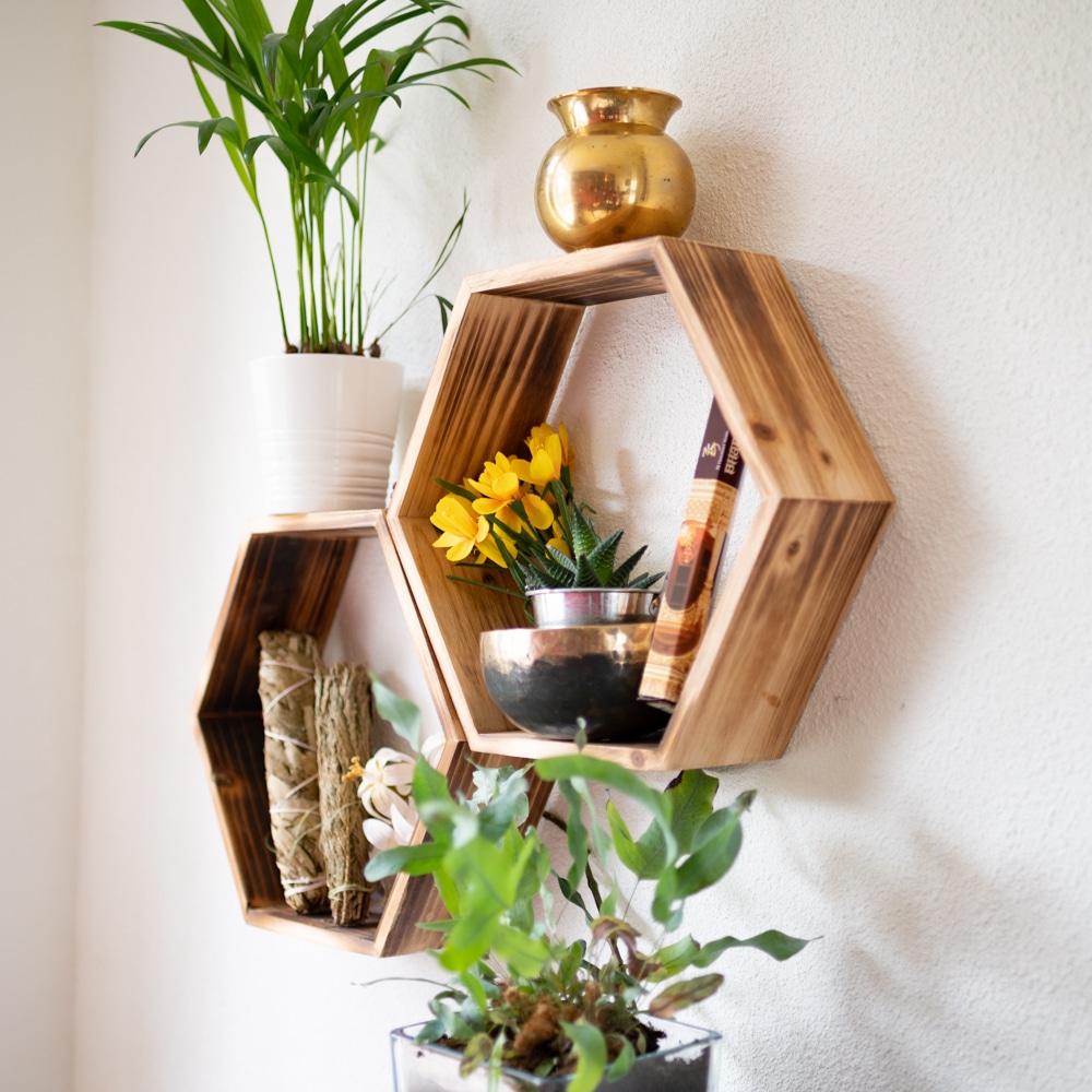 Sternzeichen Krebs Altare Holz Wandregale Hexagon mit Pflanzen und Smudge und Klangschale