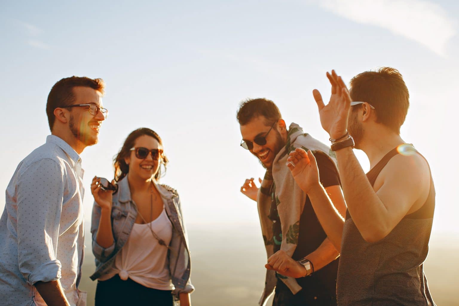 vier Freunde tanzen zusammen 