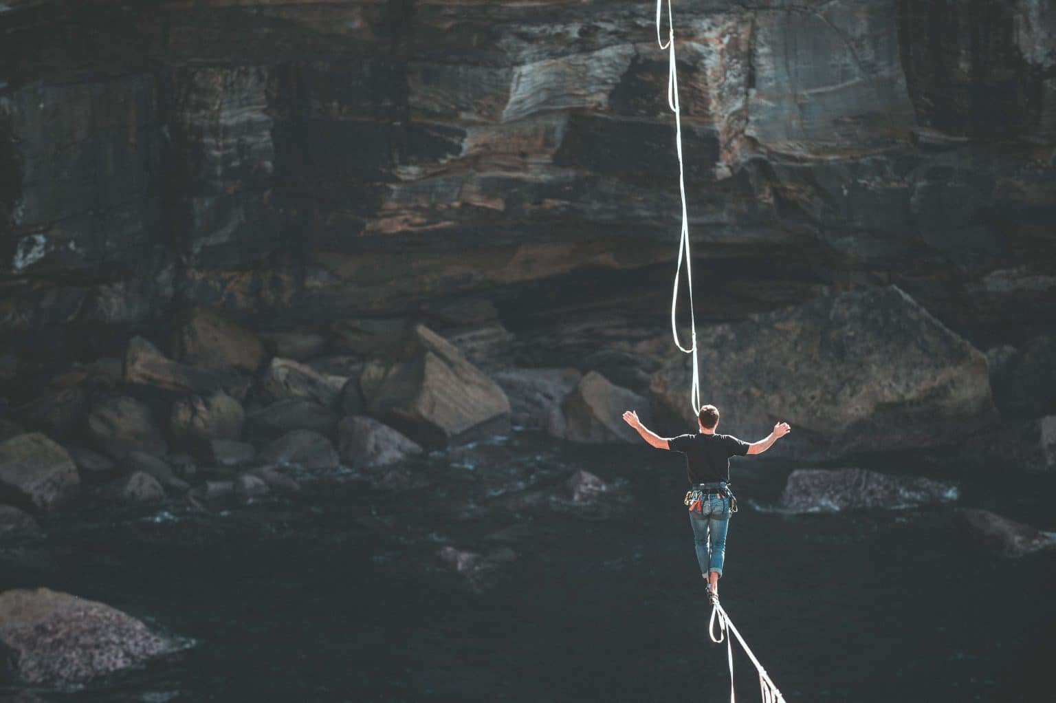 person springt Bungee vorstoßen brau grauen Felsen