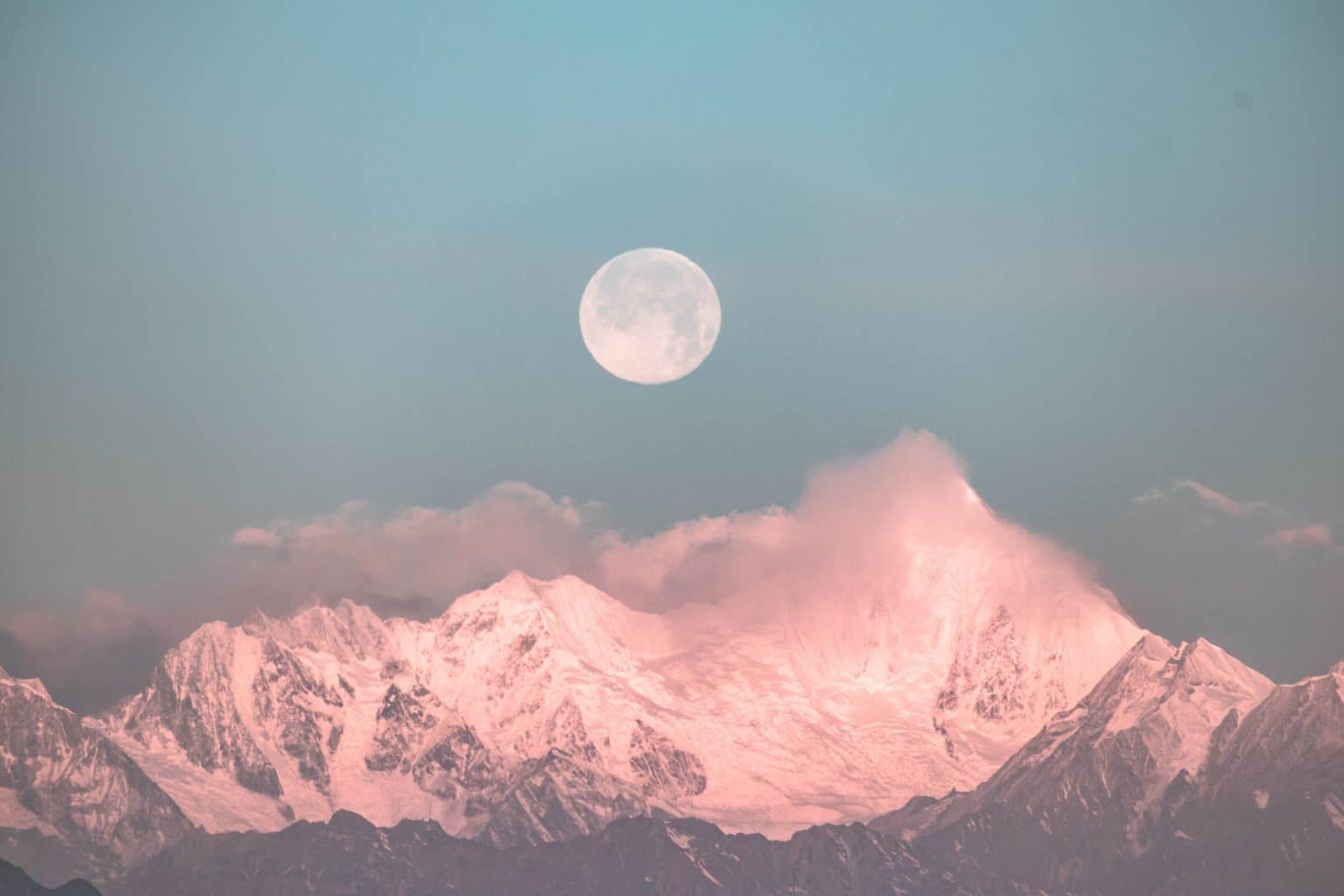 Sternzeichen Krebs Vollmond über Bergen mit Wolken