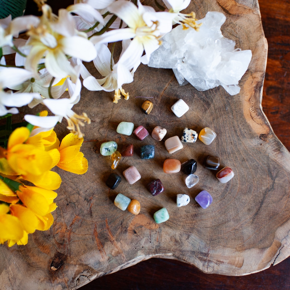 Entstehung Edelsteine mit Blumen auf holz
