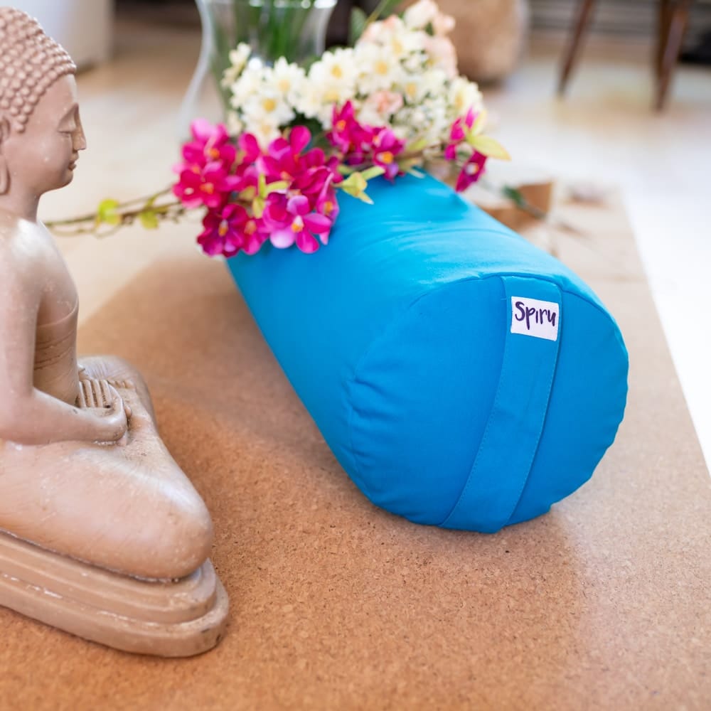 Ashtanga yoga bolster kissen blau auf korkmatte mit Blumen und Buddha statue