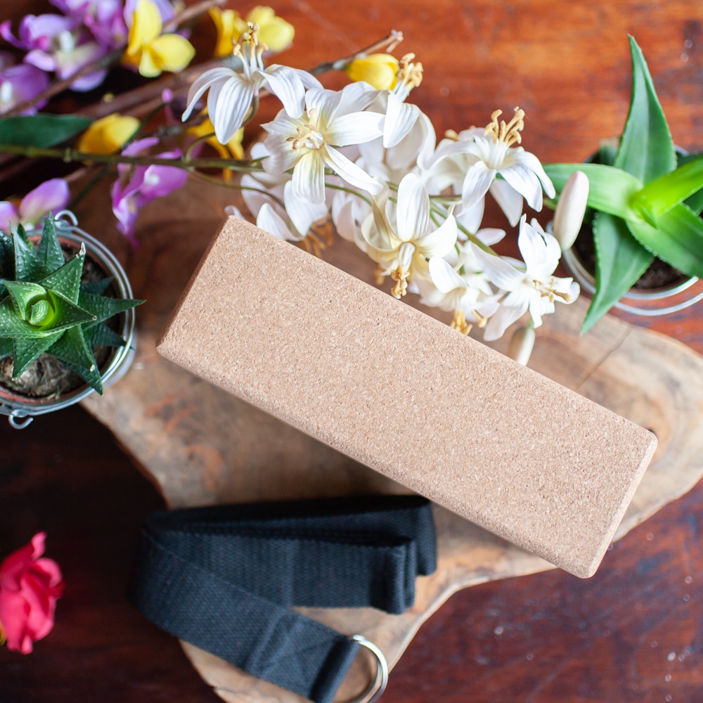 Kork Yogabolster mit Blumen und Pflanzen auf Holz