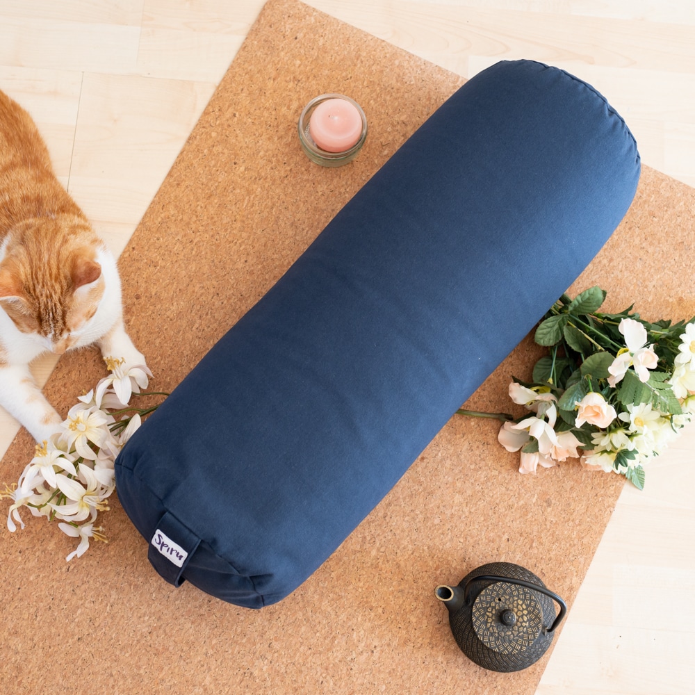 Ashtanga yoga bolster kissen blau auf korkmatte mit Blumen und Katze