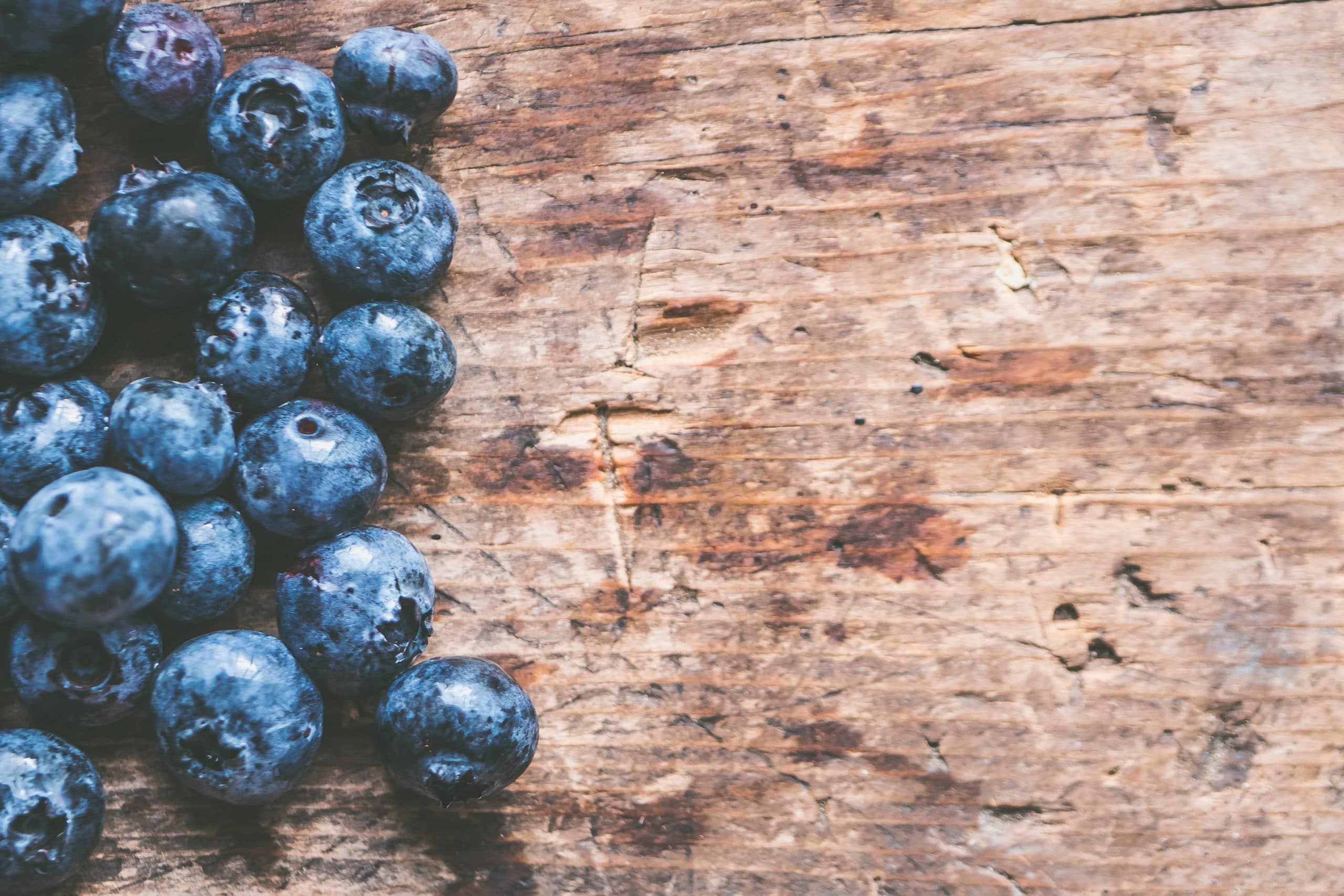 Blaubeeren auf Holz Halschakra