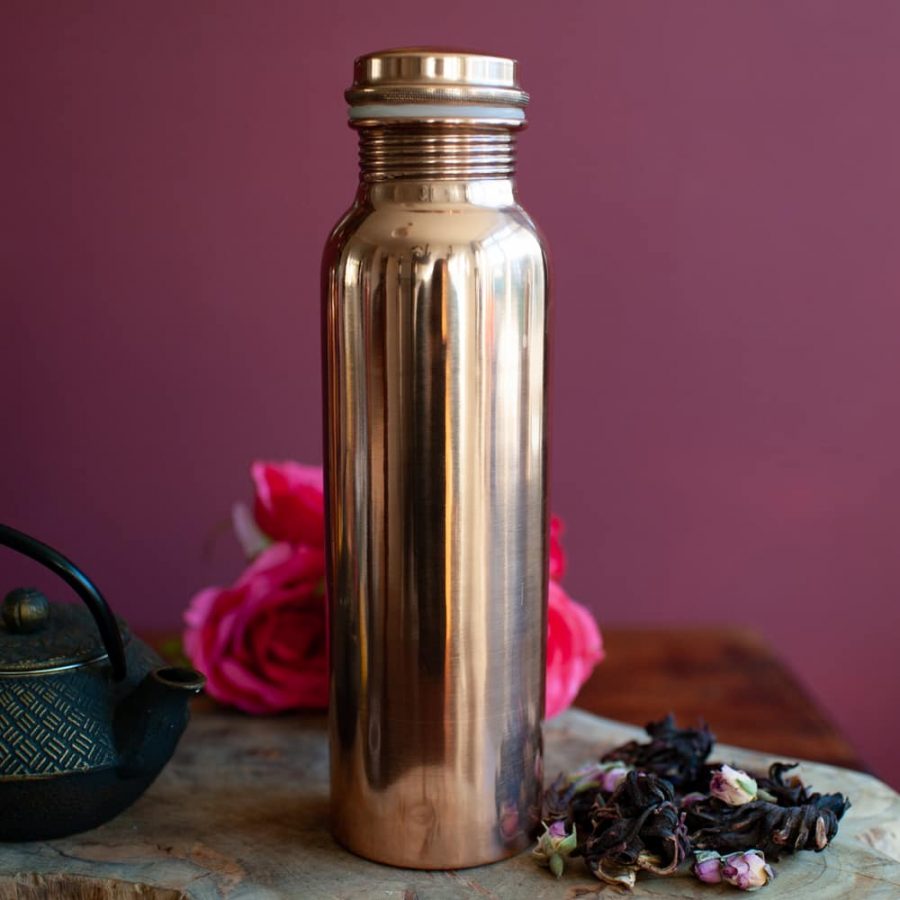 kupferflasche mit Teepott und Rosen