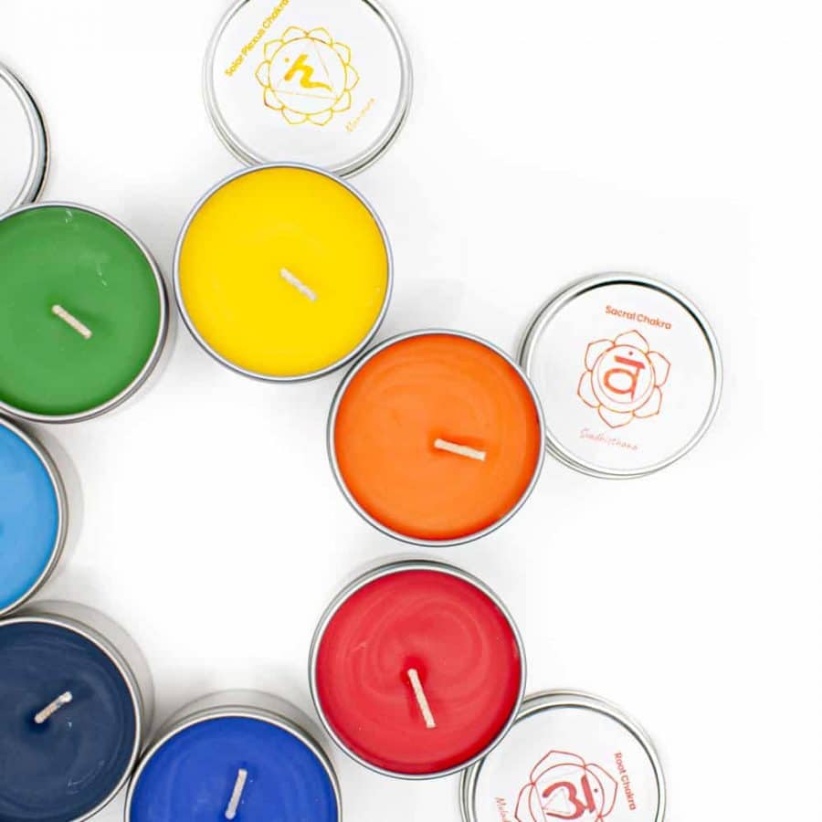 bunte chakra kerzen in stern gruppierung