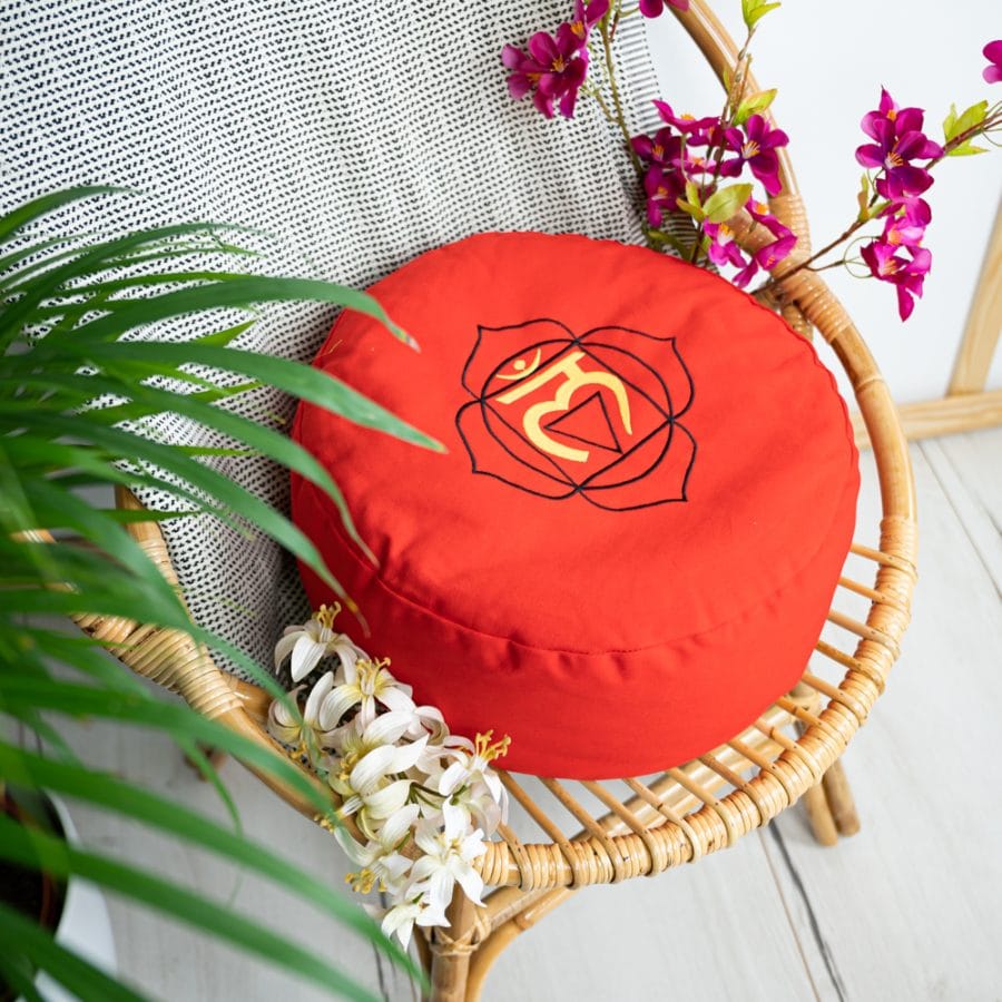 Rotes Meditationskissen auf Stuhl Spiru