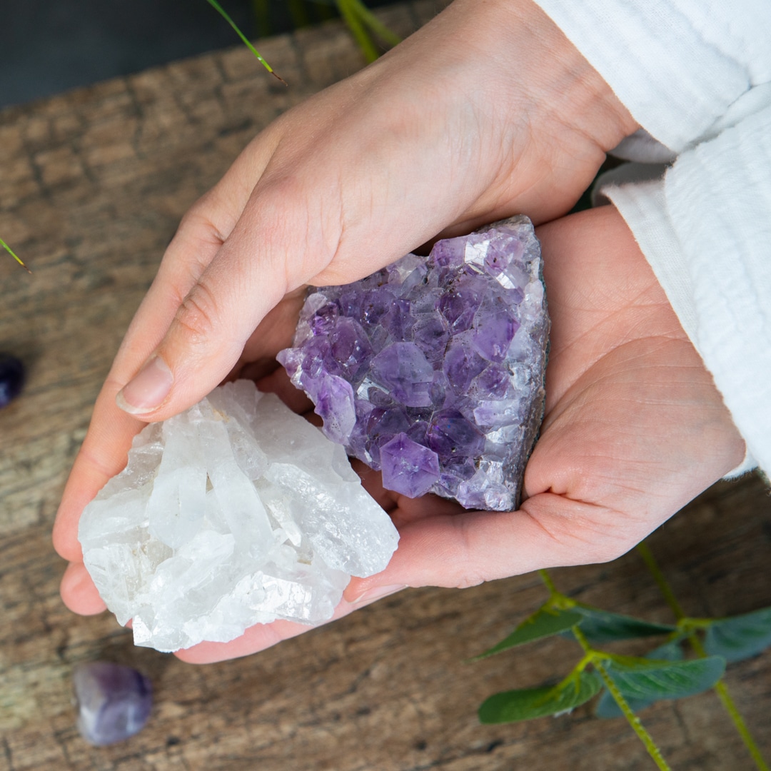 Ungeschliffener Amethyst ungeschliffener Bergkristall in Hand