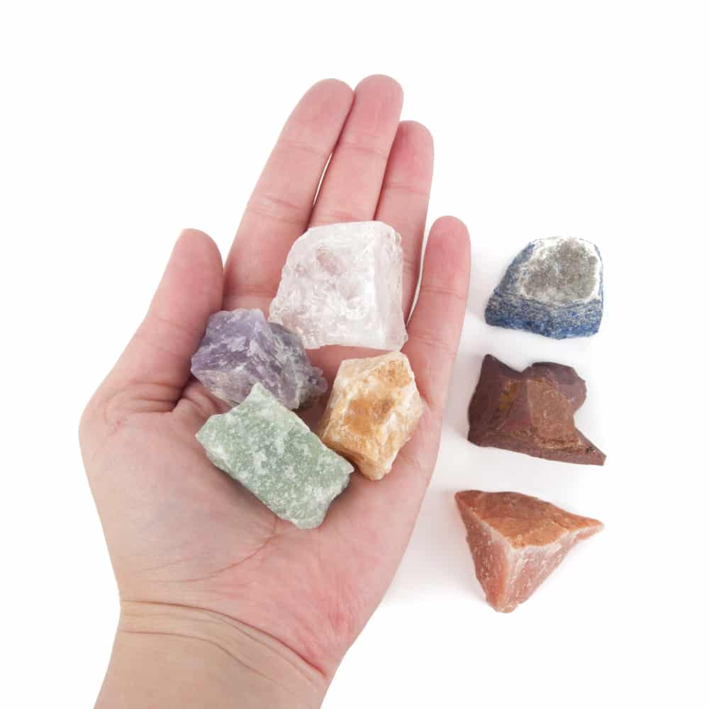 Chakra-Edelstein-Set roh in der Hand